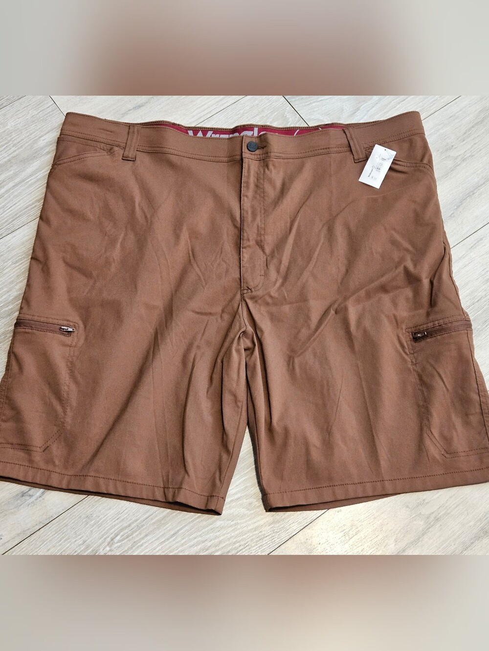 NWT Wrangler Mens Outdoor Synthetic Cargo Shorts Size 46 Brown Zip Pockets Nylon